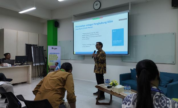 Foto: Direktur Nasional Habitat for Humanity Indonesia, Handoko Ngadiman, menyampaikan bahwa program pembangunan tiga juta rumah per tahun yang dicanangkan pemerintah merupakan momentum strategis untuk mengintegrasikan prinsip desain adaptif iklim ke dalam kebijakan perumahan. (Dok-Istimewa)