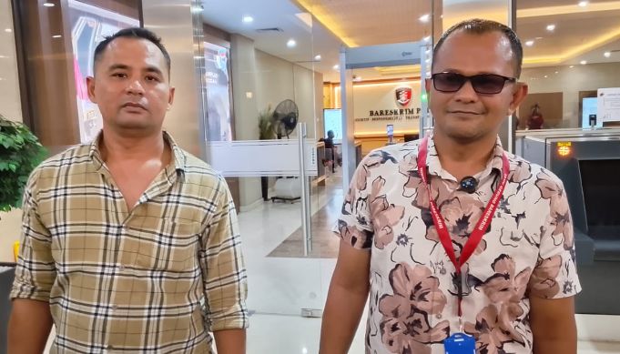 Foto: (kanan) Ahmad Iskandar Tanjung, secara pribadi melaporkan dugaan tindak pidana yang dinilainya merugikan dirinya dan keluarga ke Badan Reserse Kriminal (Bareskrim) Polri, Mabes Polri, Jakarta, Senin (22/12/2025). (Dok-Okj/FN)