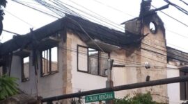 Foto: Pasca kebakaran rumah almarhum Zulharman, mantan Ketua Persatuan Wartawan Indonesia (PWI) Jaya di Komplek Griya Wartawan, Jalan Tajuk Rencana Blok K, Kelurahan Cipinang Muara, Kecamatan Jatinegara, Jakarta Timur, Rabu (24/12/2025). (Dok-Okj/FN)