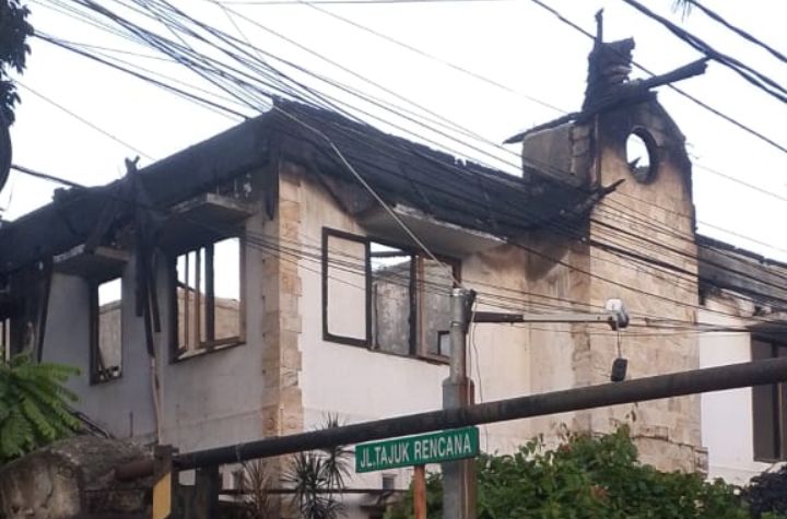 Foto: Pasca kebakaran rumah almarhum Zulharman, mantan Ketua Persatuan Wartawan Indonesia (PWI) Jaya di Komplek Griya Wartawan, Jalan Tajuk Rencana Blok K, Kelurahan Cipinang Muara, Kecamatan Jatinegara, Jakarta Timur, Rabu (24/12/2025). (Dok-Okj/FN)