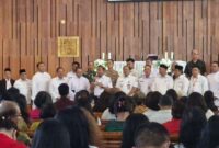 Foto: Wali Kota Administrasi Jakarta Timur, Munjirin, saat melakukan peninjauan persiapan Misa Malam Natal di Gereja Katolik Santo Gabriel Paroki Pulo Gebang, Kecamatan Cakung, Rabu (24/12/2025). (Dok-Istimewa)