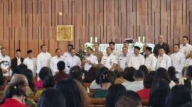 Foto: Wali Kota Administrasi Jakarta Timur, Munjirin, saat melakukan peninjauan persiapan Misa Malam Natal di Gereja Katolik Santo Gabriel Paroki Pulo Gebang, Kecamatan Cakung, Rabu (24/12/2025). (Dok-Istimewa)