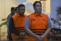 Foto: Kepala Kejaksaan Negeri (Kajari) Hulu Sungai Utara (HSU) Albertinus Parlinggoman Napitupulu bersama Kepala Seksi Intelijen Kejari HSU Asis Budianto dihadirkan dalam konferensi pers setelah terjaring operasi tangkap tangan di Gedung Merah Putih KPK, Jakarta, (20/12/2025). (Dok-Antara/Hafidz Mubarak A)