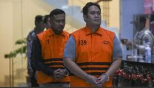 Foto: Kepala Kejaksaan Negeri (Kajari) Hulu Sungai Utara (HSU) Albertinus Parlinggoman Napitupulu bersama Kepala Seksi Intelijen Kejari HSU Asis Budianto dihadirkan dalam konferensi pers setelah terjaring operasi tangkap tangan di Gedung Merah Putih KPK, Jakarta, (20/12/2025). (Dok-Antara/Hafidz Mubarak A)