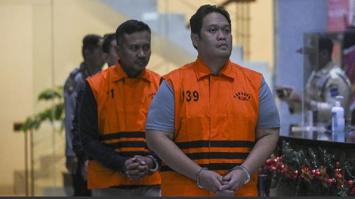 Foto: Kepala Kejaksaan Negeri (Kajari) Hulu Sungai Utara (HSU) Albertinus Parlinggoman Napitupulu bersama Kepala Seksi Intelijen Kejari HSU Asis Budianto dihadirkan dalam konferensi pers setelah terjaring operasi tangkap tangan di Gedung Merah Putih KPK, Jakarta, (20/12/2025). (Dok-Antara/Hafidz Mubarak A)