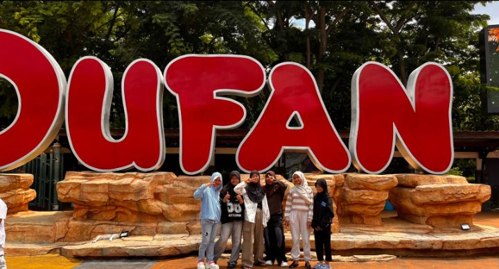 Foto: Enam sahabat dari SD Negeri Bidaracina 03, Kecamatan Jatinegara, Jakarta Timur, memanfaatkan momentum libur sekolah dengan berekreasi bersama ke Dunia Fantasi (Dufan), Taman Impian Jaya Ancol, Jakarta Utara, Jumat (26/12/2025). (Dok-Istimewa)