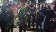 Foto: Wakil Komandan Koramil (Wadanramil) Tebet, Letnan Satu (Lettu) Amran Panut saat wawancara di Pos PAM Taman Ayodya, Jakarta Selatan, Jumat malam (26/12/2025). (Dok-Okj/FN)