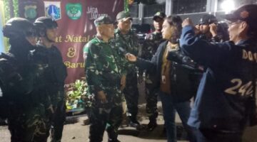 Foto: Wakil Komandan Koramil (Wadanramil) Tebet, Letnan Satu (Lettu) Amran Panut saat wawancara di Pos PAM Taman Ayodya, Jakarta Selatan, Jumat malam (26/12/2025). (Dok-Okj/FN)