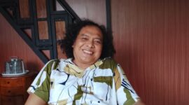 Foto: Pakar hukum Deolipa Yumara, saat memberikan pandangannya terkait kondisi Indonesia yang dinilai tengah berada dalam situasi darurat bencana, di kediamannya, Sabtu (27/12/2025). (Dok-Okj/FN)