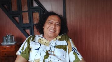 Foto: Pakar hukum Deolipa Yumara, saat memberikan pandangannya terkait kondisi Indonesia yang dinilai tengah berada dalam situasi darurat bencana, di kediamannya, Sabtu (27/12/2025). (Dok-Okj/FN)