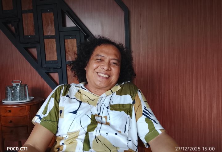 Foto: Pakar hukum Deolipa Yumara, saat memberikan pandangannya terkait kondisi Indonesia yang dinilai tengah berada dalam situasi darurat bencana, di kediamannya, Sabtu (27/12/2025). (Dok-Okj/FN)