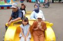 Foto: Bapak Sutobadi dan Ibu Ruliah, yang datang bersama anak-anak dari Eva Octaviani, Yupi, dan Rifda di Dufan, Ancol, Sabtu (27/12/2025). (Dok-Istimewa)
