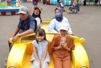 Foto: Bapak Sutobadi dan Ibu Ruliah, yang datang bersama anak-anak dari Eva Octaviani, Yupi, dan Rifda di Dufan, Ancol, Sabtu (27/12/2025). (Dok-Istimewa)