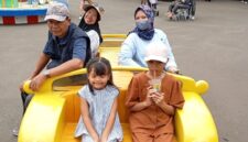 Foto: Bapak Sutobadi dan Ibu Ruliah, yang datang bersama anak-anak dari Eva Octaviani, Yupi, dan Rifda di Dufan, Ancol, Sabtu (27/12/2025). (Dok-Istimewa)