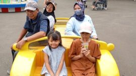 Foto: Bapak Sutobadi dan Ibu Ruliah, yang datang bersama anak-anak dari Eva Octaviani, Yupi, dan Rifda di Dufan, Ancol, Sabtu (27/12/2025). (Dok-Istimewa)