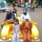 Foto: Bapak Sutobadi dan Ibu Ruliah, yang datang bersama anak-anak dari Eva Octaviani, Yupi, dan Rifda di Dufan, Ancol, Sabtu (27/12/2025). (Dok-Istimewa)
