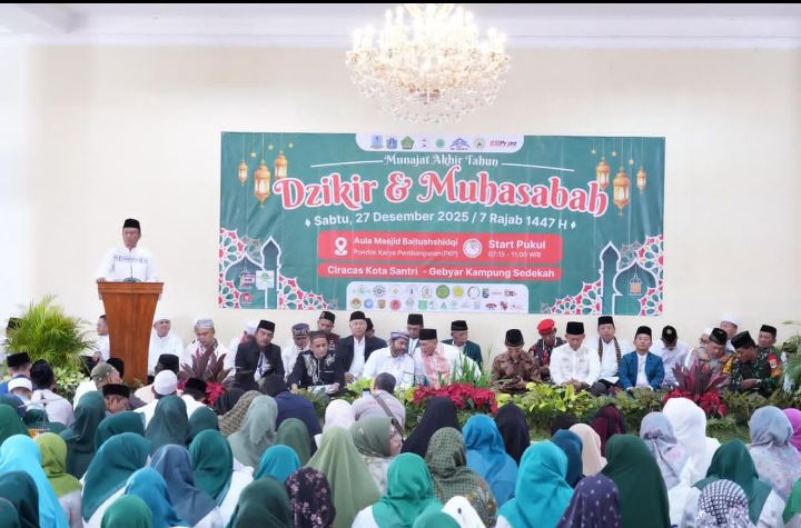 Foto: Pemerintah Kota Administrasi Jakarta Timur bersama unsur masyarakat menggelar Dzikir dan Muhasabah Munajat Akhir Tahun 2025 di Aula Masjid Baitushshidqi, Pondok Karya Pembangunan (PKP), Kelurahan Kelapa Dua Wetan, Kecamatan Ciracas, Sabtu (27/12/2025). (Dok-Istimewa)