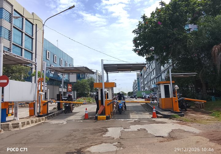 Foto: Gerbang Keluar Parkiran kawasan Rukan Puri Mutiara, Jakarta Utara, Senin (29/12/2025). (Dok-Okj/FN)