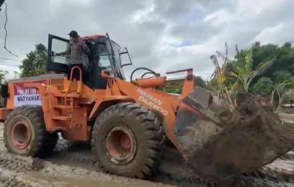 Foto: Kapolri Jenderal Polisi Listyo Sigit Prabowo memberikan dukungan langsung berupa bantuan alat berat untuk mempercepat proses pemulihan infrastruktur dan fasilitas publik, khususnya di Kecamatan Mutiara Timur.
Bantuan tersebut mulai dimaksimalkan pada Senin (29/12/2025). (Dok-Istimewa)