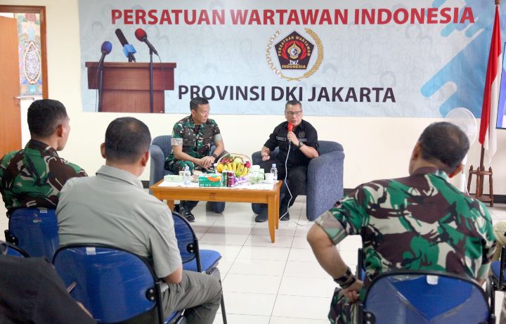 Foto: Upaya memperkuat kemitraan strategis antara TNI dan insan pers terus dilakukan. Kepala Penerangan Kodam (Kapendam) Jaya Kolonel Inf. Arief Wicaksana, S.H., M.Han., melakukan kunjungan silaturahmi ke Kantor Persatuan Wartawan Indonesia (PWI) Jaya di Gedung Prasada Sasana Karya, Jakarta Pusat, Selasa (30/12/2025). (Dok-PWI Jaya)