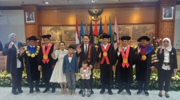 Akademisi sekaligus praktisi hukum Yusof Ferdinand Wangania resmi menyandang gelar Doktor Ilmu Hukum dari Fakultas Hukum Universitas Pancasila (FH UP) setelah menjalani Sidang Promosi Doktor yang digelar di Aula Nusantara, Lantai 4 FH UP, Sabtu (24/1/2026).