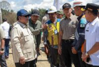 Presiden Prabowo Subianto meninjau langsung Jembatan Bailey Sungai Garoga di wilayah Tapanuli Selatan, Sumatra Utara, dalam rangka memastikan percepatan pemulihan infrastruktur pascabencana di wilayah terdampak.