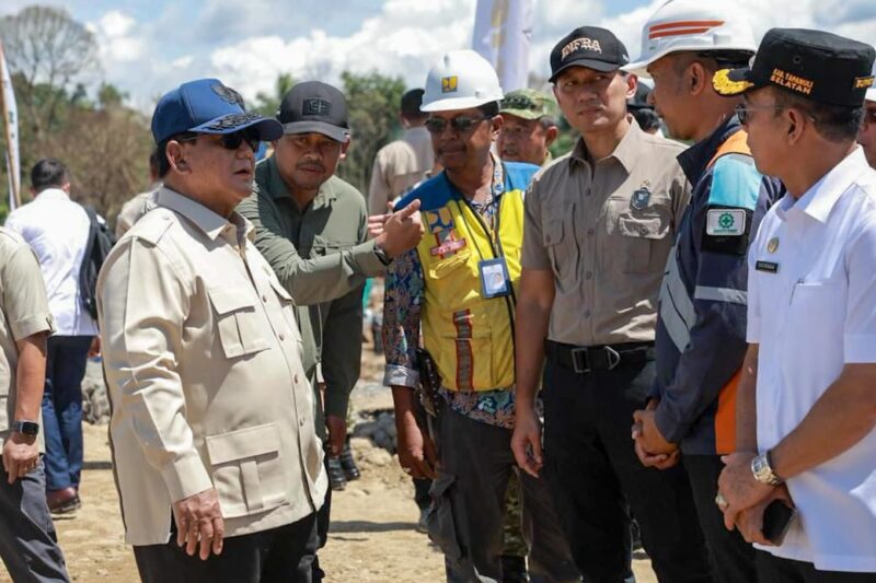 Presiden Prabowo Subianto meninjau langsung Jembatan Bailey Sungai Garoga di wilayah Tapanuli Selatan, Sumatra Utara, dalam rangka memastikan percepatan pemulihan infrastruktur pascabencana di wilayah terdampak.