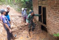 Foto: Babinsa bersama warga mengevakuasi material tanah longsor yang merusak rumah warga di Desa Siki, Kecamatan Dongko, Trenggalek, Jawa Timur