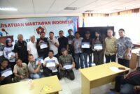 Foto: Peserta Orientasi Kewartawanan dan Keorganisasian (OKK) Lanjutan dan Pendalaman PWI Jaya berfoto bersama usai menerima sertifikat di Sekretariat PWI Jaya, Gedung Prasada Sasana Karya, Jakarta Pusat