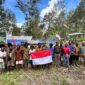Foto: Sejumlah pemuda eks Organisasi Papua Merdeka (OPM) bersama prajurit TNI dan tokoh masyarakat berfoto sambil membentangkan bendera Merah Putih di Kampung Jampul, Distrik Beoga Barat, Kabupaten Puncak, Papua