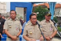 Foto: Di Taman Gapura Muka Cakung, Jakarta Timur, seorang pejabat Pemerintah Provinsi DKI Jakarta menyampaikan keterangan kepada warga saat peninjauan ruang terbuka hijau di Jalan Raya Bekasi, Kelurahan Cakung Barat