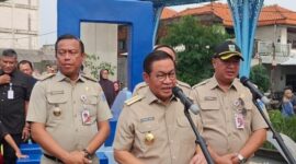 Foto: Di Taman Gapura Muka Cakung, Jakarta Timur, seorang pejabat Pemerintah Provinsi DKI Jakarta menyampaikan keterangan kepada warga saat peninjauan ruang terbuka hijau di Jalan Raya Bekasi, Kelurahan Cakung Barat