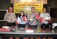 foto: Kukuh bersama sejumlah pejabat kepolisian bersama perwakilan PT PLN (Persero) memperlihatkan barang bukti kasus pencurian kabel listrik gardu distribusi saat konferensi pers di Mapolsek Tambora, Jakarta Barat.