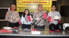 foto: Kukuh bersama sejumlah pejabat kepolisian bersama perwakilan PT PLN (Persero) memperlihatkan barang bukti kasus pencurian kabel listrik gardu distribusi saat konferensi pers di Mapolsek Tambora, Jakarta Barat.