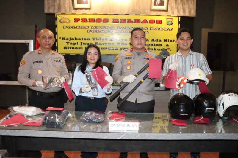 foto: Kukuh bersama sejumlah pejabat kepolisian bersama perwakilan PT PLN (Persero) memperlihatkan barang bukti kasus pencurian kabel listrik gardu distribusi saat konferensi pers di Mapolsek Tambora, Jakarta Barat.