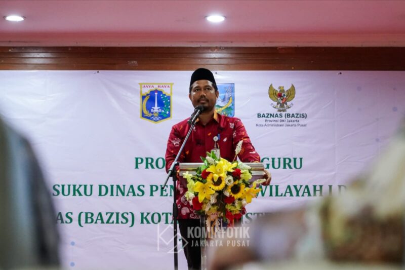 Foto: Koordinator Baznas Bazis Jakarta Pusat Raja Mohammad Zamzami menyampaikan sambutan dalam kegiatan penyaluran santunan Hari Guru kepada 1.000 guru dari Sudin Pendidikan Wilayah Jakarta Pusat I dan II di Ruang Serbaguna Utama Kantor Wali Kota Jakarta Pusat