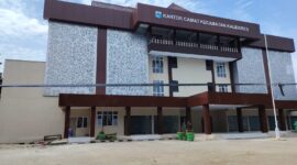 Foto: Tampak bangunan Kantor Kecamatan Kalideres, Jakarta Barat, yang hingga awal Januari 2026 masih dalam proses pengerjaan, meski proyek rehabilitasi bernilai lebih dari Rp10 miliar tersebut telah melewati batas waktu kontrak pada Desember 2025