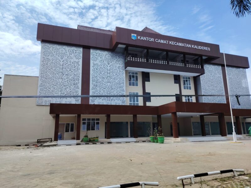 Foto: Tampak bangunan Kantor Kecamatan Kalideres, Jakarta Barat, yang hingga awal Januari 2026 masih dalam proses pengerjaan, meski proyek rehabilitasi bernilai lebih dari Rp10 miliar tersebut telah melewati batas waktu kontrak pada Desember 2025