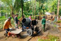 Foto: Prajurit TNI AD dari Koramil 0806-07/Watulimo bersama warga Desa Prigi, Kecamatan Watulimo, Kabupaten Trenggalek, melakukan pengecoran lapak dasar menggunakan mesin molen pada pembangunan Jembatan Perintis Garuda II