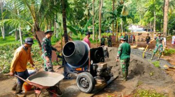 Foto: Prajurit TNI AD dari Koramil 0806-07/Watulimo bersama warga Desa Prigi, Kecamatan Watulimo, Kabupaten Trenggalek, melakukan pengecoran lapak dasar menggunakan mesin molen pada pembangunan Jembatan Perintis Garuda II