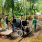 Foto: Prajurit TNI AD dari Koramil 0806-07/Watulimo bersama warga Desa Prigi, Kecamatan Watulimo, Kabupaten Trenggalek, melakukan pengecoran lapak dasar menggunakan mesin molen pada pembangunan Jembatan Perintis Garuda II