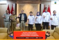 Foto: Wali Kota Administrasi Jakarta Pusat Arifin (tengah) menerima penyerahan simbolis Kartu Layanan Gratis Transjakarta dari Direktur Utama PT Transjakarta Welfizon Yuza (kanan), di Ruang Tamu Wali Kota Jakarta Pusat
