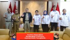 Foto: Wali Kota Administrasi Jakarta Pusat Arifin (tengah) menerima penyerahan simbolis Kartu Layanan Gratis Transjakarta dari Direktur Utama PT Transjakarta Welfizon Yuza (kanan), di Ruang Tamu Wali Kota Jakarta Pusat
