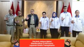 Foto: Wali Kota Administrasi Jakarta Pusat Arifin (tengah) menerima penyerahan simbolis Kartu Layanan Gratis Transjakarta dari Direktur Utama PT Transjakarta Welfizon Yuza (kanan), di Ruang Tamu Wali Kota Jakarta Pusat