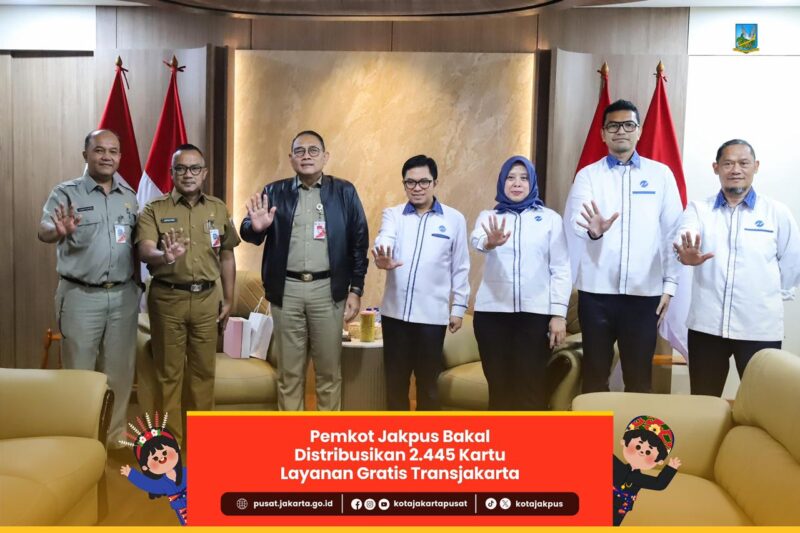 Foto: Wali Kota Administrasi Jakarta Pusat Arifin (tengah) menerima penyerahan simbolis Kartu Layanan Gratis Transjakarta dari Direktur Utama PT Transjakarta Welfizon Yuza (kanan), di Ruang Tamu Wali Kota Jakarta Pusat