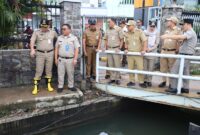 Foto: Wali Kota Jakarta Pusat Arifin (kiri) bersama jajaran meninjau kondisi saluran air di kawasan Jalan Mangga Dua, Kelurahan Mangga Dua Selatan, Kecamatan Sawah Besar, Jakarta, Selasa (13/1/2026)