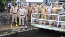 Foto: Wali Kota Jakarta Pusat Arifin (kiri) bersama jajaran meninjau kondisi saluran air di kawasan Jalan Mangga Dua, Kelurahan Mangga Dua Selatan, Kecamatan Sawah Besar, Jakarta, Selasa (13/1/2026)