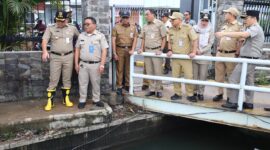 Foto: Wali Kota Jakarta Pusat Arifin (kiri) bersama jajaran meninjau kondisi saluran air di kawasan Jalan Mangga Dua, Kelurahan Mangga Dua Selatan, Kecamatan Sawah Besar, Jakarta, Selasa (13/1/2026)