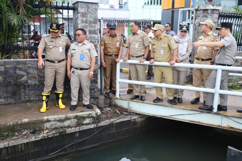 Foto: Wali Kota Jakarta Pusat Arifin (kiri) bersama jajaran meninjau kondisi saluran air di kawasan Jalan Mangga Dua, Kelurahan Mangga Dua Selatan, Kecamatan Sawah Besar, Jakarta, Selasa (13/1/2026)