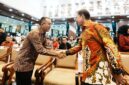 Menteri Kebudayaan RI Fadli Zon menghadiri Perayaan Natal bersama Kementerian Pendidikan Dasar dan Menengah, Kementerian Pendidikan Tinggi, Sains, dan Teknologi, serta Kementerian Kebudayaan yang digelar di Plaza Insan Berprestasi, Kompleks Kemendikdasmen, Jakarta, Rabu (15/1).

Mengusung tema “Allah Hadir Untuk Menyelamatkan Keluarga”, perayaan Natal bersama ini menjadi momentum refleksi akan pentingnya peran keluarga sebagai fondasi kehidupan, sekaligus penguatan nilai persatuan, toleransi, dan kebinekaan yang menjadi jati diri bangsa Indonesia.